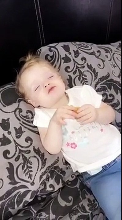 Endormie, cette fillette mange un nugget ! L'amour de McDonalds