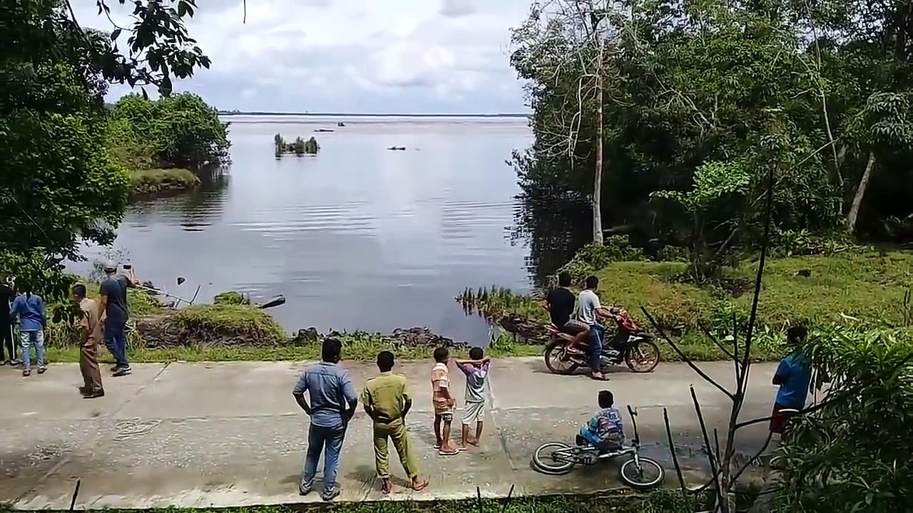 Onda gigante se forma repentinamente e assusta banhistas na Indonésia