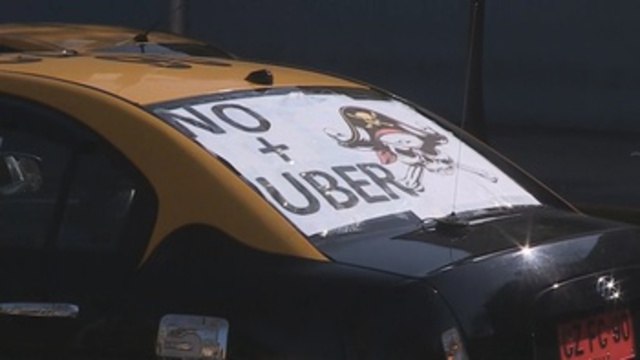 Taxistas chilenos protestan contra la regulación de Uber