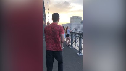 No solo se llevó un susto sino que perdió su teléfono al ser víctima de una broma