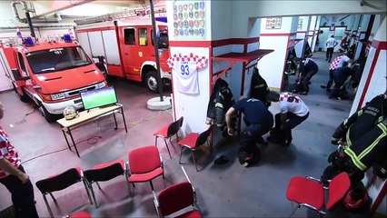 Penaltıları izlerken göreve gitmek zorunda kalan Hırvat itfaiyeciler