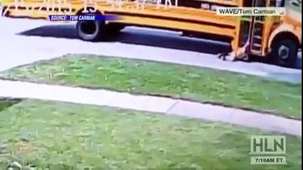 هذه الطفلة كانت تنزل من باص المدرسة | ولكن حدث هذا !!