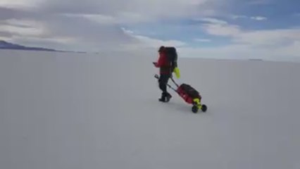 Francés invidente atraviesa el mayor salar del mundo a pesar de las nevadas y tormentas