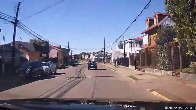 Chili : Un voleur se fait arrêter par un policer en mode This Is Sparta !