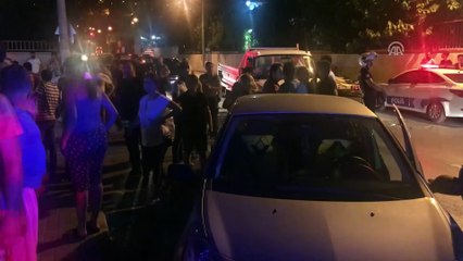 Duvara çarpan otomobil alev aldı - İZMİR