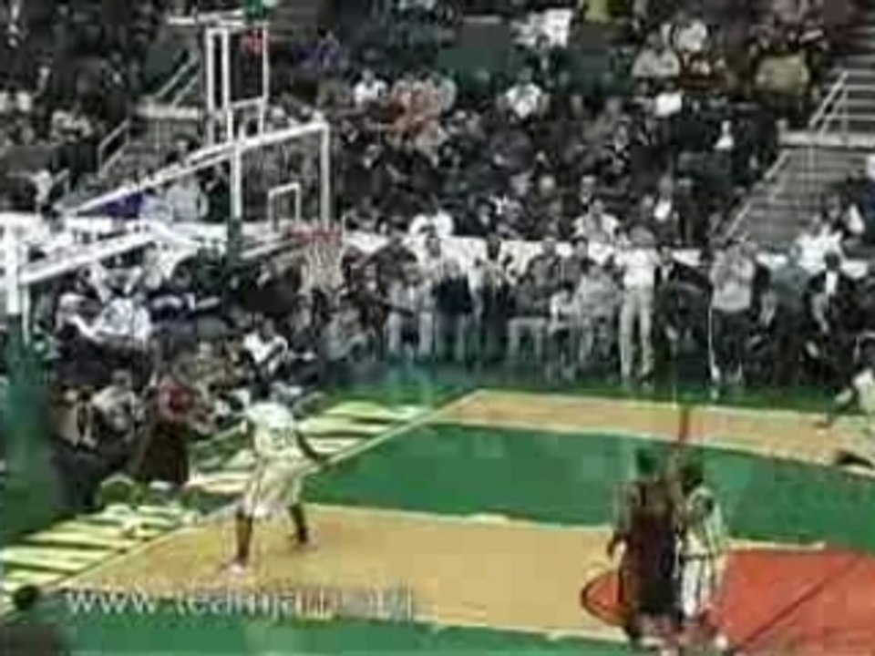 Preview-T-40564740-dunks NBA - Lebron James vs Vince Carter