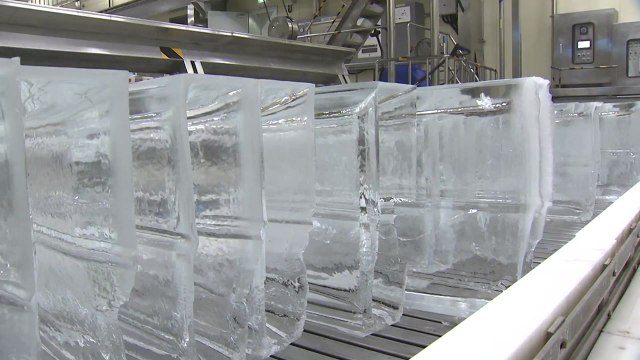 폭염 잊은 얼음 공장... 24시간이 모자라 / YTN