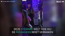 Steward geeft een dansshow in vliegtuig