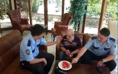 Polisten Alkışlanacak Hareket