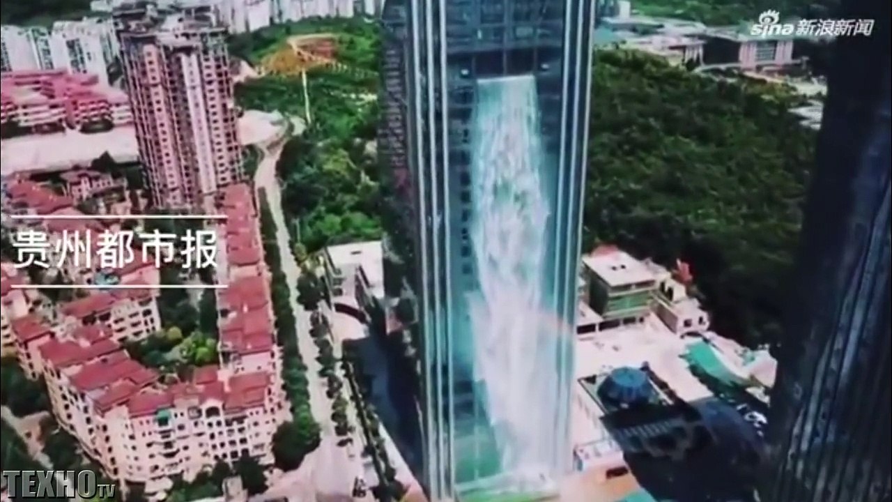 L'immense cascade d'eau d'un gratte ciel chinois