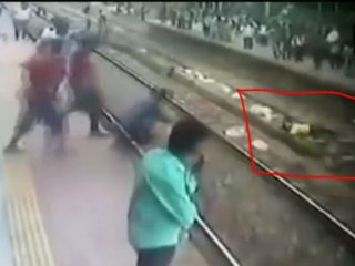 రైలు వచ్చేముందు పట్టాలపై పడుకున్నాడు: ప్రయాణికులు కాపాడారిలా(వీడియో)