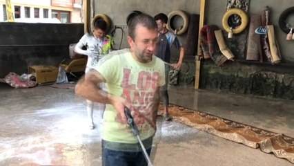 Hava Sıcakları Artınca Oto Yıkamacı 'Adam' Yıkamacıya Döndü