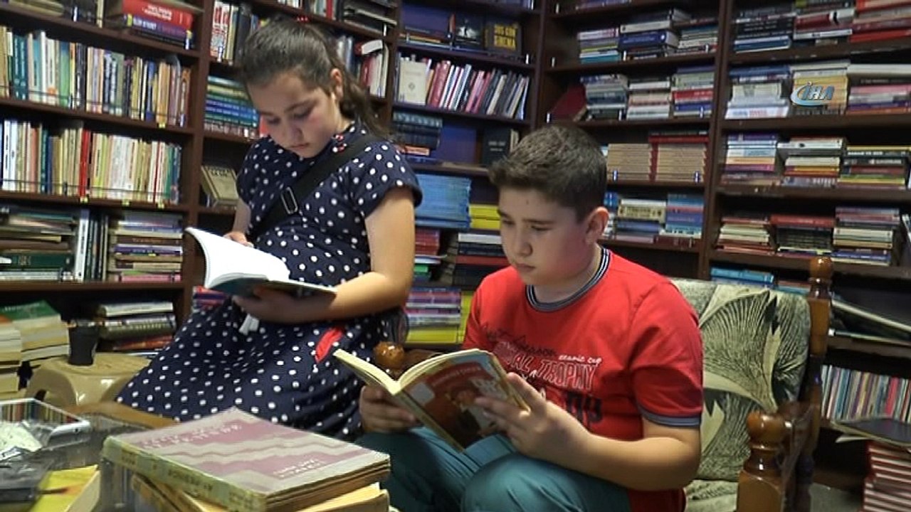 Çocuklar için çöpten kitap topluyor