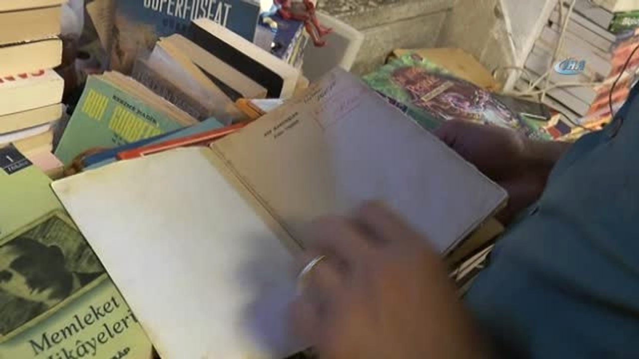 Çocuklar İçin Çöpten Kitap Topluyor