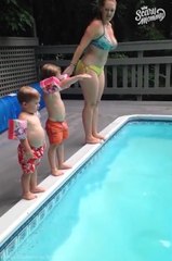 Tüm Tatlılığıyla Havuza Atlayan Bebek