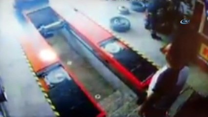 Fren yerine gaza bastı, dükkana dalıp çalışanı duvara böyle sıkıştırdı