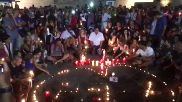 Yunan Halkı Yangın Faciasında Ölenleri Unutmadı