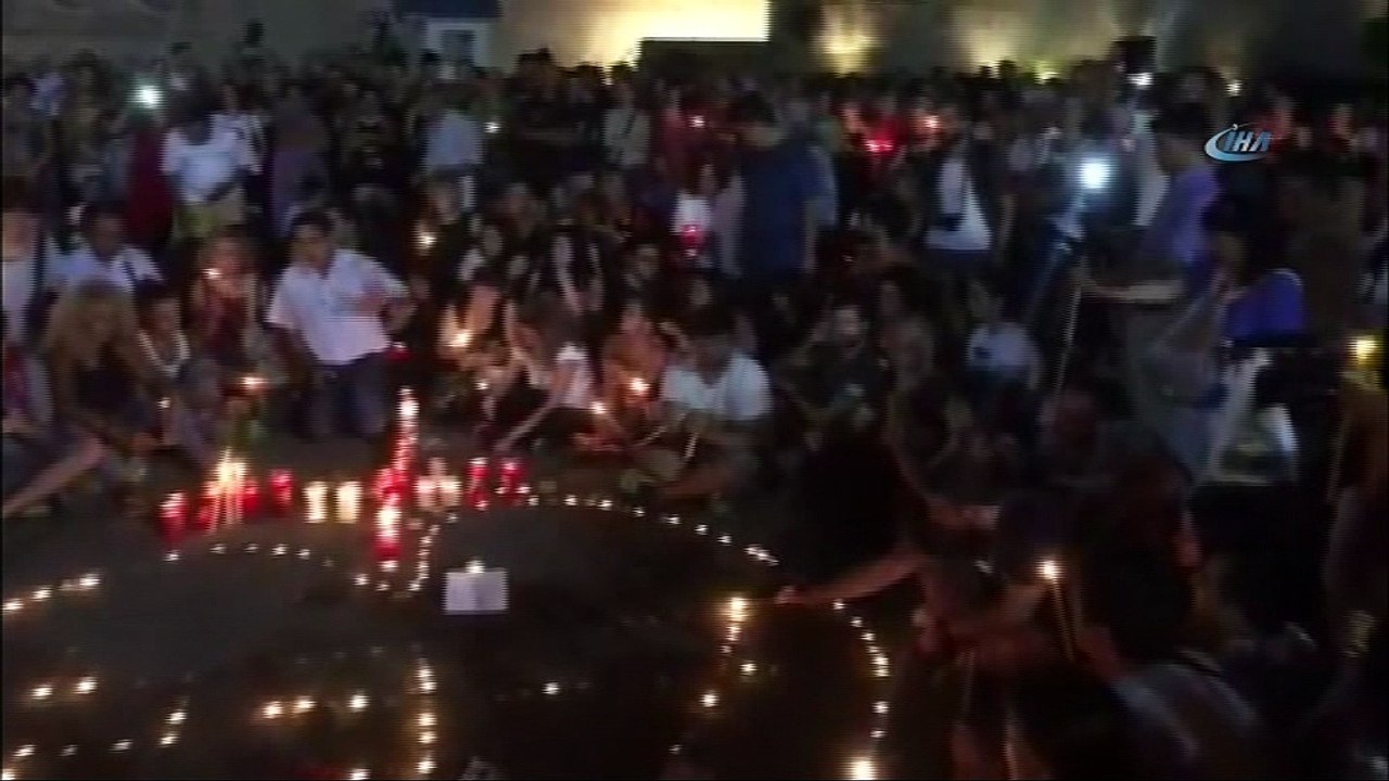 Yunan Halkı Yangın Faciasında Ölenleri Unutmadı