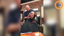 Un coiffeur fait croire à un enfant qu'il vient de lui couper l'oreille !