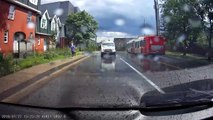 Canada: un conducteur de camion s'amuse a éclabousser des piétons, il se filme et se fait licencier - Regardez