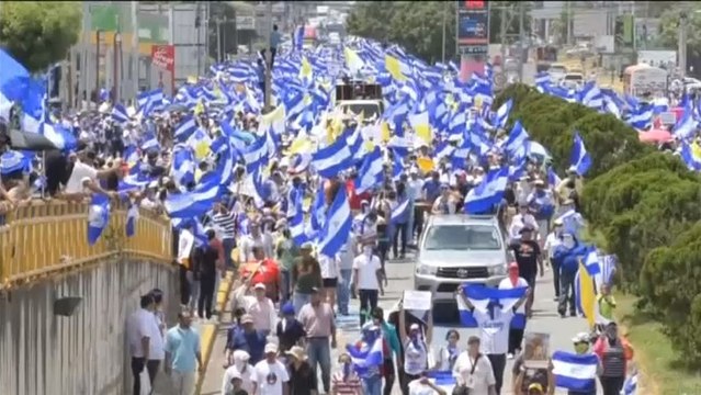 Miles de nicaraguenses toman las calles para apoyar a los obispos