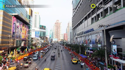 한 여성, 움직이는 택시 안에서 아이라인 그리다...