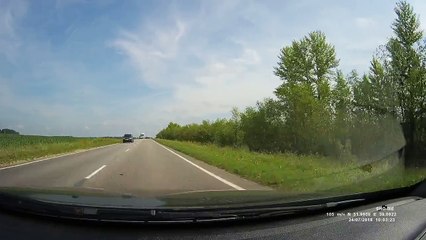 Hatalı sollama yapan kamyonun altında kalmamak için yolun dışına çıkan araba