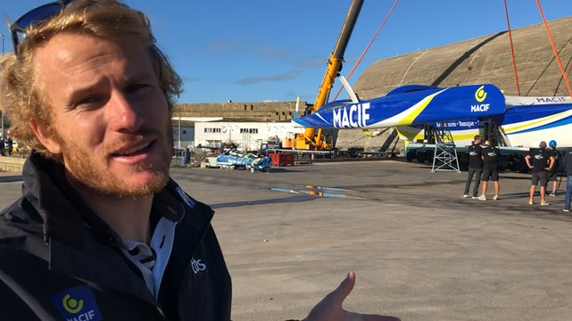 Mise à l'eau du maxi-trimaran Macif à Lorient