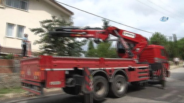 Lüks jip evin bahçesine uçtu