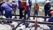 Cảm động hình ảnh nhân viên đường sắt  đội nắng” xuyên trưa sửa đường ray