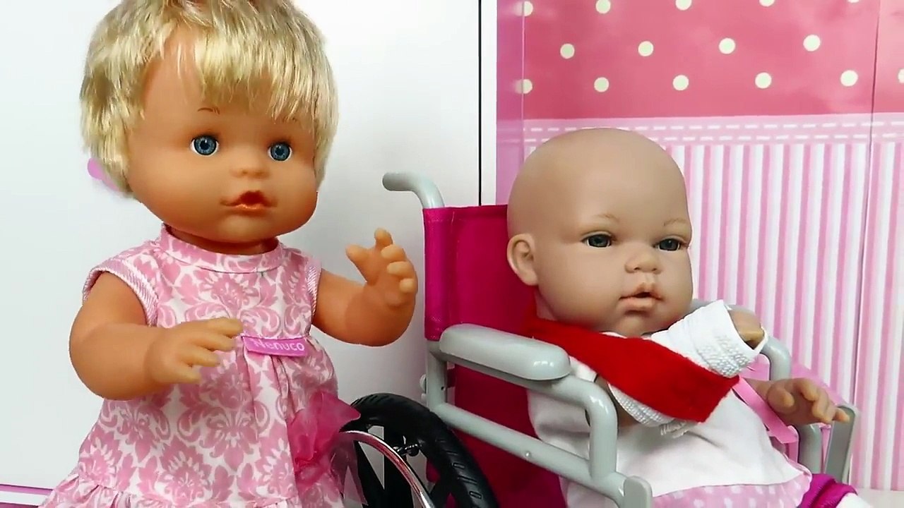 Bebé Ana cuida a la muñeca Lucía en silla de ruedas Los mejores juguetes de muñecas en español