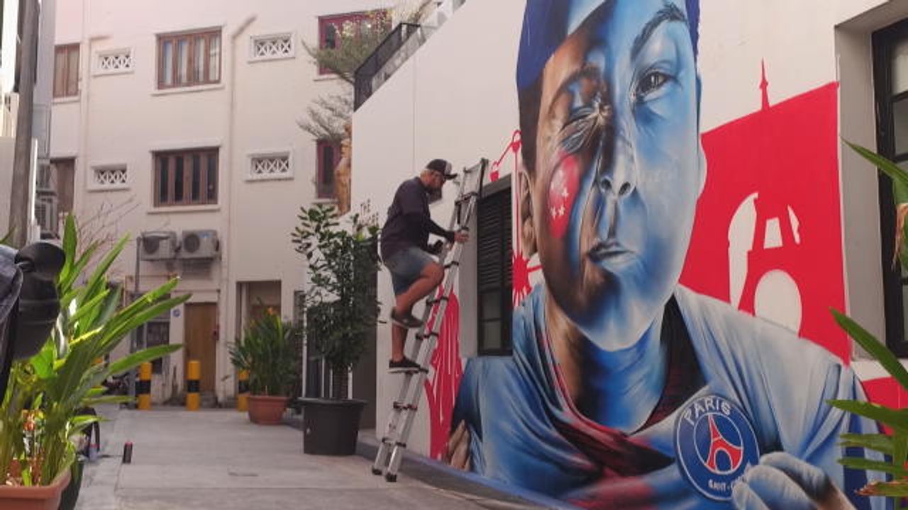 PSG - L'artiste Ceno2 dans ses oeuvres pour un graffiti haut en couleurs