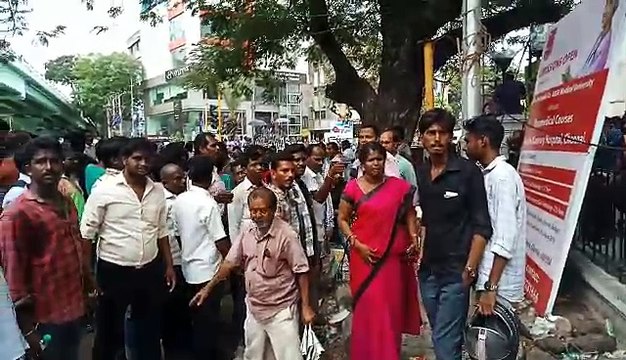 நக்கல் நபருக்கு அடி உதை கொடுத்த திமுகவினர்-வீடியோ