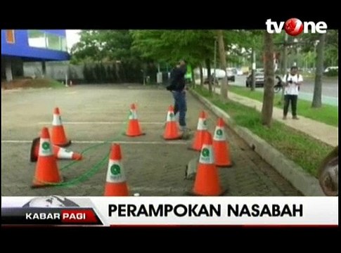 Sekawanan Orang Bersenjata Api Rampok Nasabah Bank
