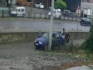 İnsanlığımızdan Utandıran Görüntü! Üzerine Çamur Sıçrattığı Yaşlı Adamı, Öldüresiye Dövdü