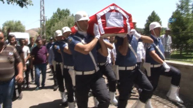 Mesai arkadaşının şehit ettiği polis memuru son yolcuğuna uğurlandı