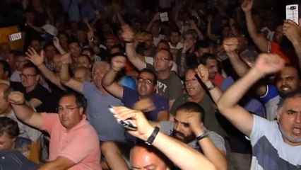 Los taxistas de Barcelona aprueban en asamblea continuar con la huelga