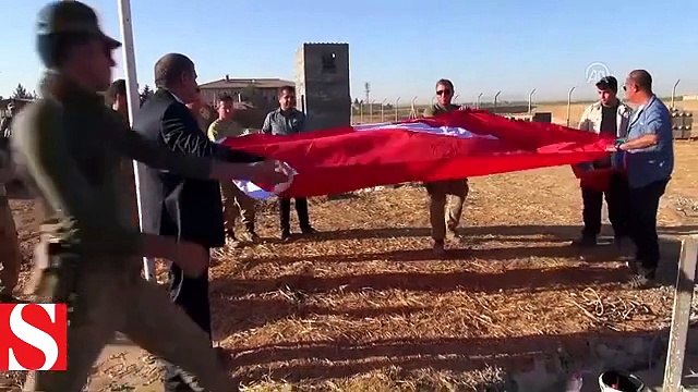 Suriye sınırına 6 metrelik Türk bayrağı