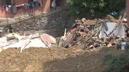 Beyoğlu Sütlüce'de Çöken Binanın Olduğu Yerdeki Zemini ve Boşaltılan Binaları İnceleyen İTÜ...