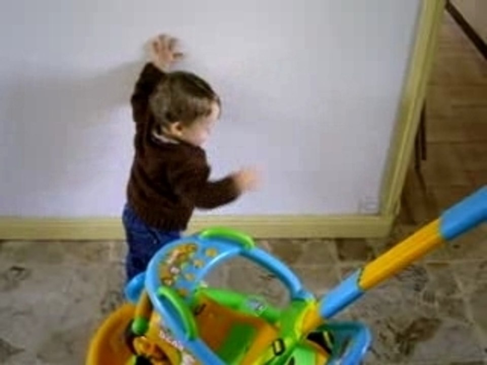 Celian danse [12 mois et demi]