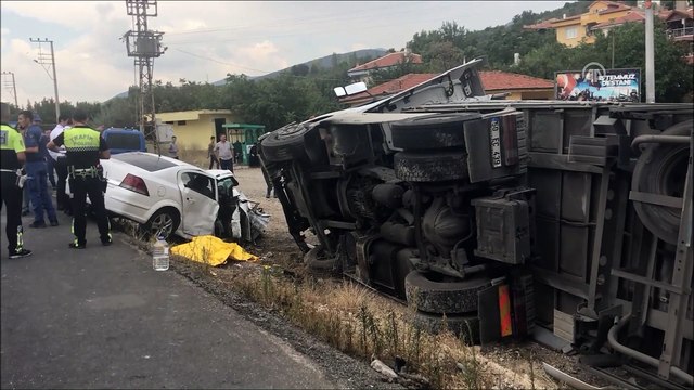Otomobil tırla çarpıştı: 1 ölü, 3 yaralı - KONYA