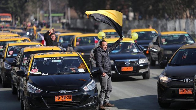 Los taxistas chilenos protestan contra la Ley Uber