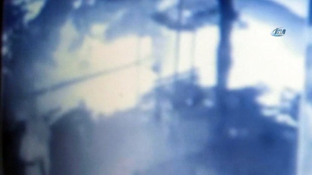 Tanınmamak için etek giyen hırsızlar yakalandı... Hırsızlık anları kamerada
