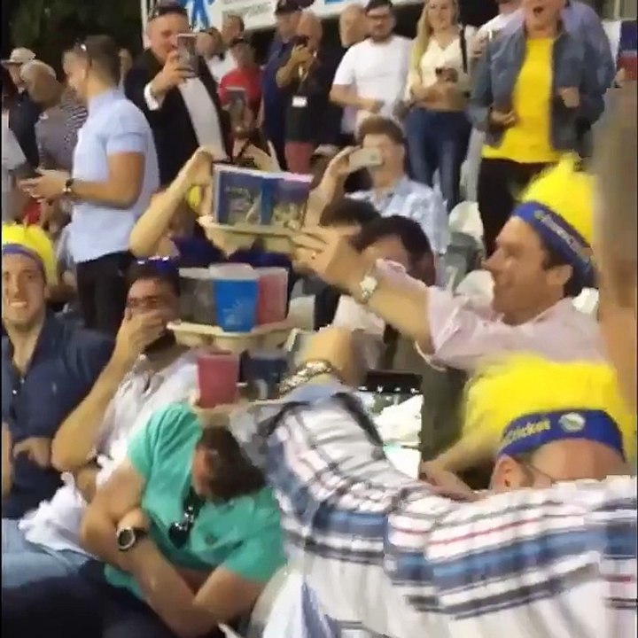 Un mec s'endort dans un stade et...