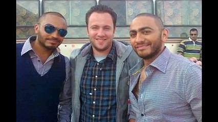 تامر حسني يصاب بصدمة قوية بعد أن التقى بشبيهه بالصدفة ....فعلاً بيخلق من الشبه أربعين