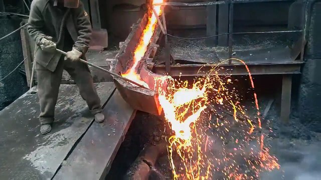 Un obrero mete la mano en metal fundido y asombra a las redes sociales