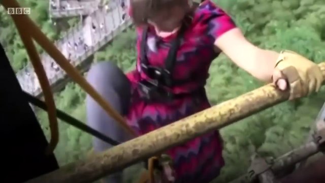 High heels raise the odds in China slacklining contest - BBC News