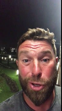 Il se filme devant un énorme éclair pendant l'orage !