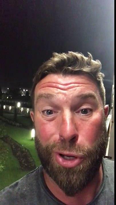 Il se filme devant un énorme éclair pendant l'orage !