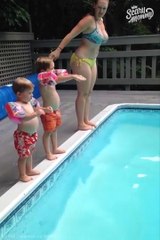 Tüm Tatlılığıyla Havuza Atlayan Bebek